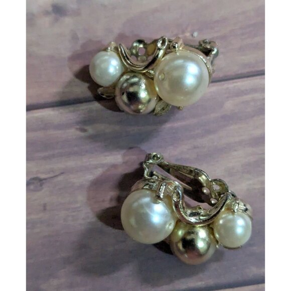 Vintage Lisner Gold-Tone Clip-On Earrings Faux Pearl Cluster 1950s Retro Glam - Picture 2 of 7